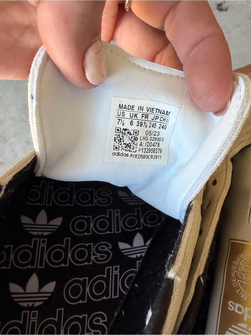 adidas Samba Sneakers in Cream and Black needs laces - Picture 2 of 4